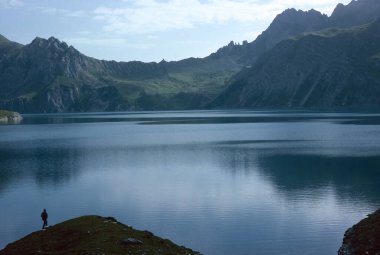 Avusturya 'daki Luener Gölü' nün doğu Alplerindeki Rhaetikon 'un yüksek dağ zirveleriyle doğal manzara.