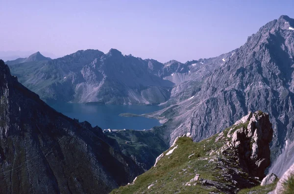 오스트리아의 호수에 알프스에 봉우리들이 — 스톡 사진