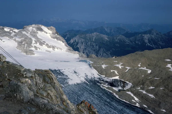 オーストリアのLuener湖で東アルプスのRhaetikonの高い山のピークを持つ自然景観 — ストック写真