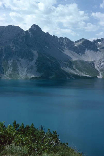 Naturlandskap Med Höga Bergstoppar Vid Rhaetikon Östra Alperna Vid Luenersjön — Stockfoto