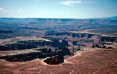 Yaz aylarında Utah ve Arizona 'daki ulusal parklarda kireçtaşı ve kumtaşı kaya oluşumlarının doğal manzarası.