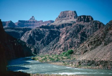 Yaz aylarında Utah ve Arizona 'daki ulusal parklarda kireçtaşı ve kumtaşı kaya oluşumlarının doğal manzarası.