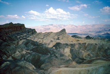 Yaz aylarında Utah ve Arizona 'daki ulusal parklarda kireçtaşı ve kumtaşı kaya oluşumlarının doğal manzarası.