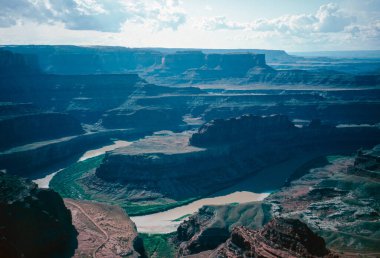 Yaz aylarında Utah ve Arizona 'daki ulusal parklarda kireçtaşı ve kumtaşı kaya oluşumlarının doğal manzarası.
