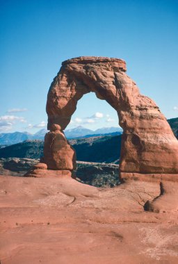 Yaz aylarında Utah ve Arizona 'daki ulusal parklarda kireçtaşı ve kumtaşı kaya oluşumlarının doğal manzarası.