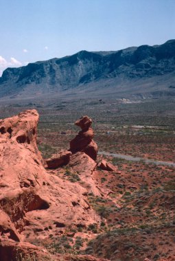 Yaz aylarında Utah ve Arizona 'daki ulusal parklarda kireçtaşı ve kumtaşı kaya oluşumlarının doğal manzarası.