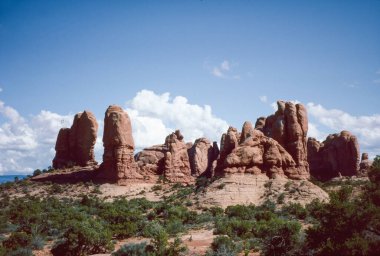 Yaz aylarında Utah ve Arizona 'daki ulusal parklarda kireçtaşı ve kumtaşı kaya oluşumlarının doğal manzarası.