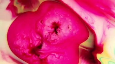 Canlı renkler kıvrılır ve sıvı kaosun içinde karışır, yavaş filizler hızlı patlamalarla birleşir, büyüleyici bir renk ve hareket dansı yaratır.