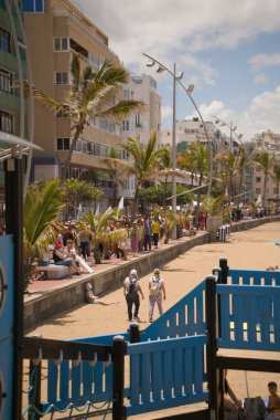 Kanarya Adası 'ndaki Las Palmas de Gran Canaria, Gran Canaria, 18 Mayıs 2025 - Aşırı turizme karşı gösteri, barınma eksikliği ve gezinti güvertesinde çok sayıda tatil evi olması nedeniyle kiraların artması