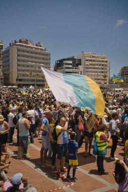 18 Mayıs 2025 'te İspanya' nın Kanarya Adası Kanarya Kanarya Kanaryası 'ndaki Las Palmas de Gran Kanaryası' ndaki Paseo de las Canteras gezinti alanında aşırı turizme, kiraların artmasına ve çok sayıda tatil evine karşı gösteri