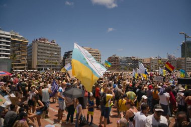 18 Mayıs 2025 'te İspanya' nın Kanarya Adası Kanarya Kanarya Kanaryası 'ndaki Las Palmas de Gran Kanaryası' ndaki Paseo de las Canteras gezinti alanında aşırı turizme, kiraların artmasına ve çok sayıda tatil evine karşı gösteri