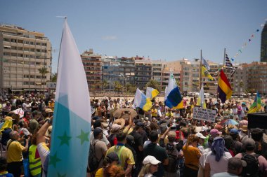 18 Mayıs 2025 'te İspanya' nın Kanarya Adası Kanarya Kanarya Kanaryası 'ndaki Las Palmas de Gran Kanaryası' ndaki Paseo de las Canteras gezinti alanında aşırı turizme, kiraların artmasına ve çok sayıda tatil evine karşı gösteri