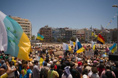 18 Mayıs 2025 'te İspanya' nın Kanarya Adası Kanarya Kanarya Kanaryası 'ndaki Las Palmas de Gran Kanaryası' ndaki Paseo de las Canteras gezinti alanında aşırı turizme, kiraların artmasına ve çok sayıda tatil evine karşı gösteri