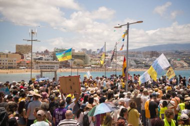 18 Mayıs 2025 'te İspanya' nın Kanarya Adası Kanarya Kanarya Kanaryası 'ndaki Las Palmas de Gran Kanaryası' ndaki Paseo de las Canteras gezinti alanında aşırı turizme, kiraların artmasına ve çok sayıda tatil evine karşı gösteri