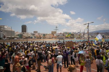 18 Mayıs 2025 'te İspanya' nın Kanarya Adası Kanarya Kanarya Kanaryası 'ndaki Las Palmas de Gran Kanaryası' ndaki Paseo de las Canteras gezinti alanında aşırı turizme, kiraların artmasına ve çok sayıda tatil evine karşı gösteri