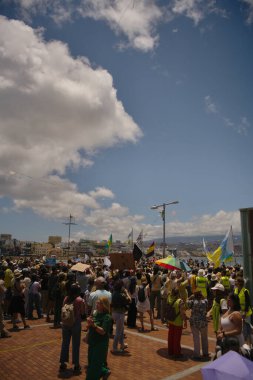 18 Mayıs 2025 'te İspanya' nın Kanarya Adası Kanarya Kanarya Kanaryası 'ndaki Las Palmas de Gran Kanaryası' ndaki Paseo de las Canteras gezinti alanında aşırı turizme, kiraların artmasına ve çok sayıda tatil evine karşı gösteri