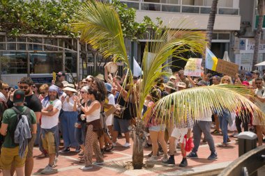 18 Mayıs 2025 'te İspanya' nın Kanarya Adası Kanarya Kanarya Kanaryası 'ndaki Las Palmas de Gran Kanaryası' ndaki Paseo de las Canteras gezinti alanında aşırı turizme, kiraların artmasına ve çok sayıda tatil evine karşı gösteri