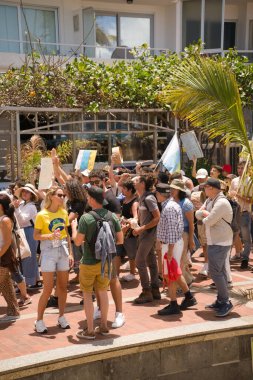 18 Mayıs 2025 'te İspanya' nın Kanarya Adası Kanarya Kanarya Kanaryası 'ndaki Las Palmas de Gran Kanaryası' ndaki Paseo de las Canteras gezinti alanında aşırı turizme, kiraların artmasına ve çok sayıda tatil evine karşı gösteri