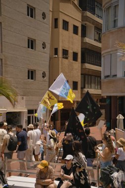 18 Mayıs 2025 'te İspanya' nın Kanarya Adası Kanarya Kanarya Kanaryası 'ndaki Las Palmas de Gran Kanaryası' ndaki Paseo de las Canteras gezinti alanında aşırı turizme, kiraların artmasına ve çok sayıda tatil evine karşı gösteri