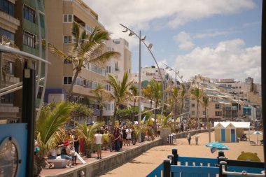 18 Mayıs 2025 'te İspanya' nın Kanarya Adası Kanarya Kanarya Kanaryası 'ndaki Las Palmas de Gran Kanaryası' ndaki Paseo de las Canteras gezinti alanında aşırı turizme, kiraların artmasına ve çok sayıda tatil evine karşı gösteri