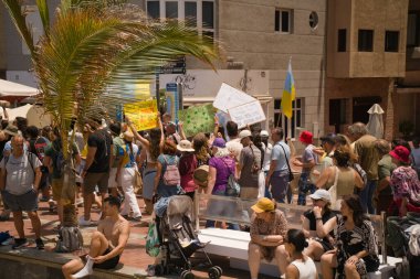 18 Mayıs 2025 'te İspanya' nın Kanarya Adası Kanarya Kanarya Kanaryası 'ndaki Las Palmas de Gran Kanaryası' ndaki Paseo de las Canteras gezinti alanında aşırı turizme, kiraların artmasına ve çok sayıda tatil evine karşı gösteri