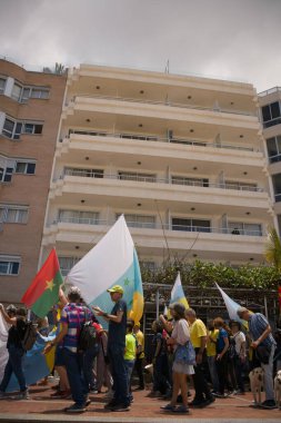 18 Mayıs 2025 'te İspanya' nın Kanarya Adası Kanarya Kanarya Kanaryası 'ndaki Las Palmas de Gran Kanaryası' ndaki Paseo de las Canteras gezinti alanında aşırı turizme, kiraların artmasına ve çok sayıda tatil evine karşı gösteri