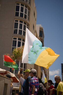 18 Mayıs 2025 'te İspanya' nın Kanarya Adası Kanarya Kanarya Kanaryası 'ndaki Las Palmas de Gran Kanaryası' ndaki Paseo de las Canteras gezinti alanında aşırı turizme, kiraların artmasına ve çok sayıda tatil evine karşı gösteri