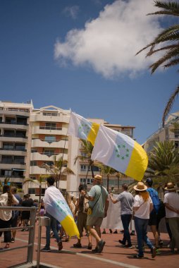 18 Mayıs 2025 'te İspanya' nın Kanarya Adası Kanarya Kanarya Kanaryası 'ndaki Las Palmas de Gran Kanaryası' ndaki Paseo de las Canteras gezinti alanında aşırı turizme, kiraların artmasına ve çok sayıda tatil evine karşı gösteri