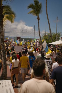 18 Mayıs 2025 'te İspanya' nın Kanarya Adası Kanarya Kanarya Kanaryası 'ndaki Las Palmas de Gran Kanaryası' ndaki Paseo de las Canteras gezinti alanında aşırı turizme, kiraların artmasına ve çok sayıda tatil evine karşı gösteri