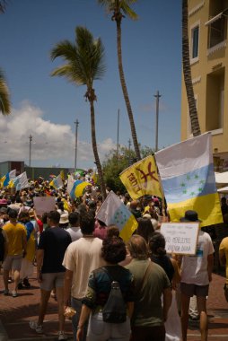 18 Mayıs 2025 'te İspanya' nın Kanarya Adası Kanarya Kanarya Kanaryası 'ndaki Las Palmas de Gran Kanaryası' ndaki Paseo de las Canteras gezinti alanında aşırı turizme, kiraların artmasına ve çok sayıda tatil evine karşı gösteri