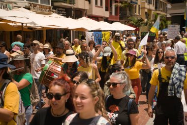 18 Mayıs 2025 'te İspanya' nın Kanarya Adası Kanarya Kanarya Kanaryası 'ndaki Las Palmas de Gran Kanaryası' ndaki Paseo de las Canteras gezinti alanında aşırı turizme, kiraların artmasına ve çok sayıda tatil evine karşı gösteri