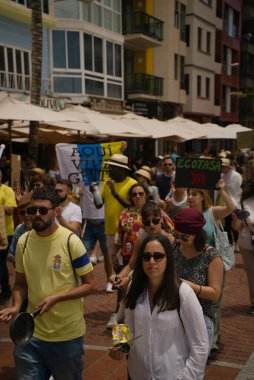 18 Mayıs 2025 'te İspanya' nın Kanarya Adası Kanarya Kanarya Kanaryası 'ndaki Las Palmas de Gran Kanaryası' ndaki Paseo de las Canteras gezinti alanında aşırı turizme, kiraların artmasına ve çok sayıda tatil evine karşı gösteri