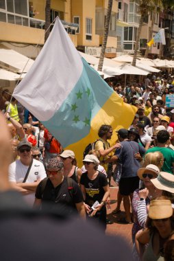 18 Mayıs 2025 'te İspanya' nın Kanarya Adası Kanarya Kanarya Kanaryası 'ndaki Las Palmas de Gran Kanaryası' ndaki Paseo de las Canteras gezinti alanında aşırı turizme, kiraların artmasına ve çok sayıda tatil evine karşı gösteri