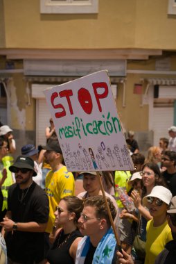 18 Mayıs 2025 'te İspanya' nın Kanarya Adası Kanarya Kanarya Kanaryası 'ndaki Las Palmas de Gran Kanaryası' ndaki Paseo de las Canteras gezinti alanında aşırı turizme, kiraların artmasına ve çok sayıda tatil evine karşı gösteri