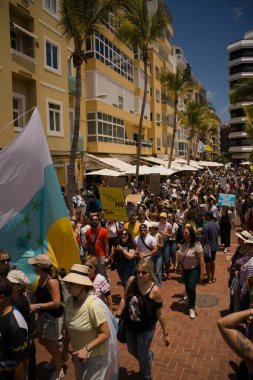 18 Mayıs 2025 'te İspanya' nın Kanarya Adası Kanarya Kanarya Kanaryası 'ndaki Las Palmas de Gran Kanaryası' ndaki Paseo de las Canteras gezinti alanında aşırı turizme, kiraların artmasına ve çok sayıda tatil evine karşı gösteri