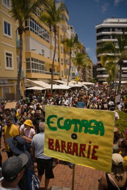 18 Mayıs 2025 'te İspanya' nın Kanarya Adası Kanarya Kanarya Kanaryası 'ndaki Las Palmas de Gran Kanaryası' ndaki Paseo de las Canteras gezinti alanında aşırı turizme, kiraların artmasına ve çok sayıda tatil evine karşı gösteri