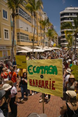 18 Mayıs 2025 'te İspanya' nın Kanarya Adası Kanarya Kanarya Kanaryası 'ndaki Las Palmas de Gran Kanaryası' ndaki Paseo de las Canteras gezinti alanında aşırı turizme, kiraların artmasına ve çok sayıda tatil evine karşı gösteri