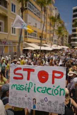 18 Mayıs 2025 'te İspanya' nın Kanarya Adası Kanarya Kanarya Kanaryası 'ndaki Las Palmas de Gran Kanaryası' ndaki Paseo de las Canteras gezinti alanında aşırı turizme, kiraların artmasına ve çok sayıda tatil evine karşı gösteri