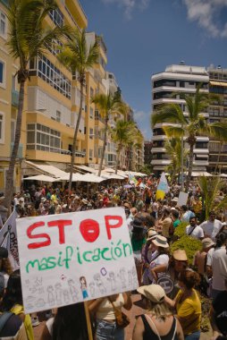 18 Mayıs 2025 'te İspanya' nın Kanarya Adası Kanarya Kanarya Kanaryası 'ndaki Las Palmas de Gran Kanaryası' ndaki Paseo de las Canteras gezinti alanında aşırı turizme, kiraların artmasına ve çok sayıda tatil evine karşı gösteri