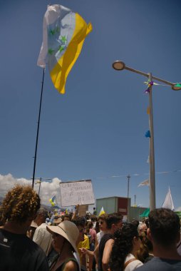 18 Mayıs 2025 'te İspanya' nın Kanarya Adası Kanarya Kanarya Kanaryası 'ndaki Las Palmas de Gran Kanaryası' ndaki Paseo de las Canteras gezinti alanında aşırı turizme, kiraların artmasına ve çok sayıda tatil evine karşı gösteri