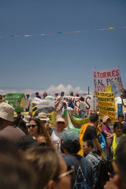 18 Mayıs 2025 'te İspanya' nın Kanarya Adası Kanarya Kanarya Kanaryası 'ndaki Las Palmas de Gran Kanaryası' ndaki Paseo de las Canteras gezinti alanında aşırı turizme, kiraların artmasına ve çok sayıda tatil evine karşı gösteri