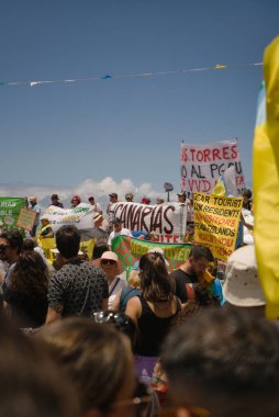 18 Mayıs 2025 'te İspanya' nın Kanarya Adası Kanarya Kanarya Kanaryası 'ndaki Las Palmas de Gran Kanaryası' ndaki Paseo de las Canteras gezinti alanında aşırı turizme, kiraların artmasına ve çok sayıda tatil evine karşı gösteri