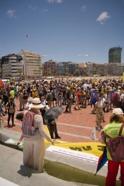 18 Mayıs 2025 'te İspanya' nın Kanarya Adası Kanarya Kanarya Kanaryası 'ndaki Las Palmas de Gran Kanaryası' ndaki Paseo de las Canteras gezinti alanında aşırı turizme, kiraların artmasına ve çok sayıda tatil evine karşı gösteri