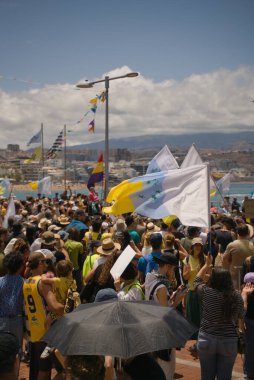 18 Mayıs 2025 'te İspanya' nın Kanarya Adası Kanarya Kanarya Kanaryası 'ndaki Las Palmas de Gran Kanaryası' ndaki Paseo de las Canteras gezinti alanında aşırı turizme, kiraların artmasına ve çok sayıda tatil evine karşı gösteri