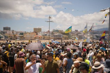 18 Mayıs 2025 'te İspanya' nın Kanarya Adası Kanarya Kanarya Kanaryası 'ndaki Las Palmas de Gran Kanaryası' ndaki Paseo de las Canteras gezinti alanında aşırı turizme, kiraların artmasına ve çok sayıda tatil evine karşı gösteri