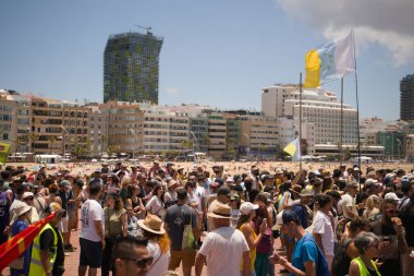 18 Mayıs 2025 'te İspanya' nın Kanarya Adası Kanarya Kanarya Kanaryası 'ndaki Las Palmas de Gran Kanaryası' ndaki Paseo de las Canteras gezinti alanında aşırı turizme, kiraların artmasına ve çok sayıda tatil evine karşı gösteri