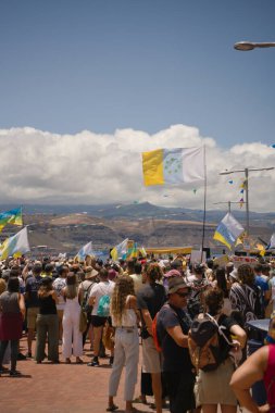 18 Mayıs 2025 'te İspanya' nın Kanarya Adası Kanarya Kanarya Kanaryası 'ndaki Las Palmas de Gran Kanaryası' ndaki Paseo de las Canteras gezinti alanında aşırı turizme, kiraların artmasına ve çok sayıda tatil evine karşı gösteri