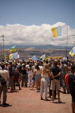 18 Mayıs 2025 'te İspanya' nın Kanarya Adası Kanarya Kanarya Kanaryası 'ndaki Las Palmas de Gran Kanaryası' ndaki Paseo de las Canteras gezinti alanında aşırı turizme, kiraların artmasına ve çok sayıda tatil evine karşı gösteri