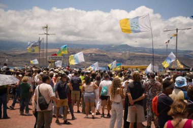 18 Mayıs 2025 'te İspanya' nın Kanarya Adası Kanarya Kanarya Kanaryası 'ndaki Las Palmas de Gran Kanaryası' ndaki Paseo de las Canteras gezinti alanında aşırı turizme, kiraların artmasına ve çok sayıda tatil evine karşı gösteri