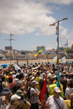 18 Mayıs 2025 'te İspanya' nın Kanarya Adası Kanarya Kanarya Kanaryası 'ndaki Las Palmas de Gran Kanaryası' ndaki Paseo de las Canteras gezinti alanında aşırı turizme, kiraların artmasına ve çok sayıda tatil evine karşı gösteri